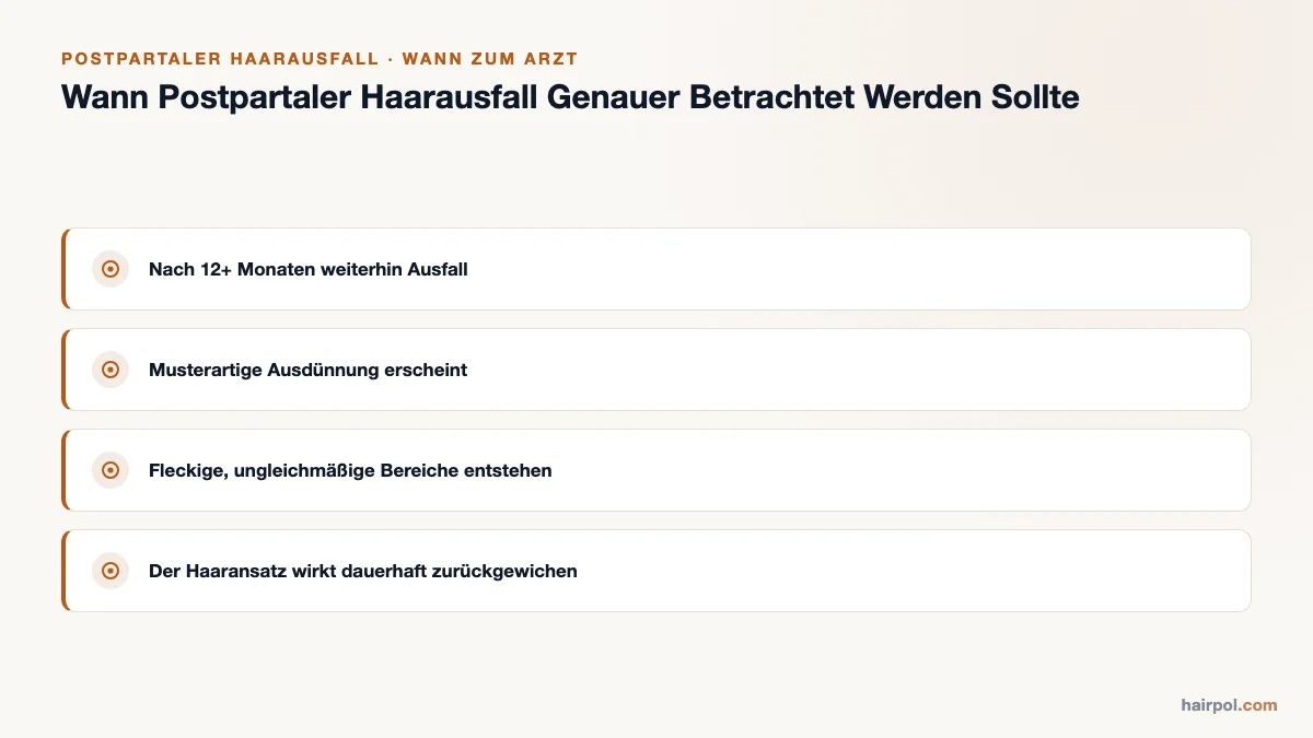 Checkliste, wann postpartaler Haarausfall genauer betrachtet werden sollte: Andauern über 12 Monate, musterartige Ausdünnung, fleckige Bereiche, dauerhafter Rückgang des Haaransatzes.